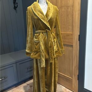 NWT UGG Gold Velvet Robe and Pant (Wide Leg) Set Perfect For Holiday